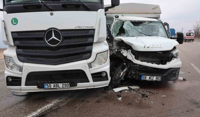 Tır ile kamyonet çarpıştı: 2 yaralı