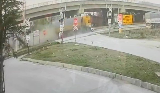 Tır otomobile çarptı: 1 ölü