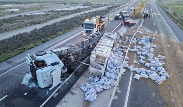 Tır refüje devrildi, yardım etmek için duran araca başka araç çarptı: 6 yaralı