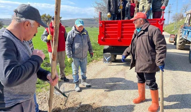 Tokat'ta köy halkı el ele vererek 5 kilometrelik yolu yeniledi