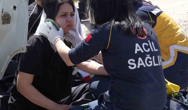 Traktör ile otomobil kafa kafaya çarpıştı: 5 yaralı