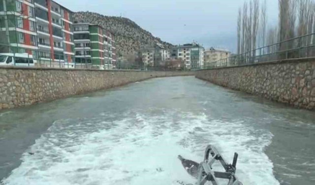 Traktörün suda gidişi ilgi çekti