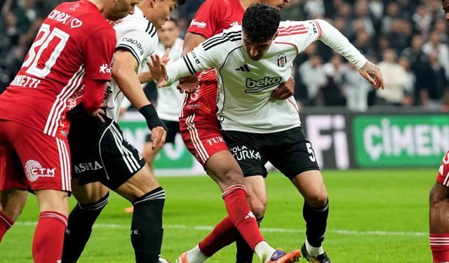 Trendyol Süper Lig: Beşiktaş: 3 - Antalyaspor: 1 (İlk yarı)