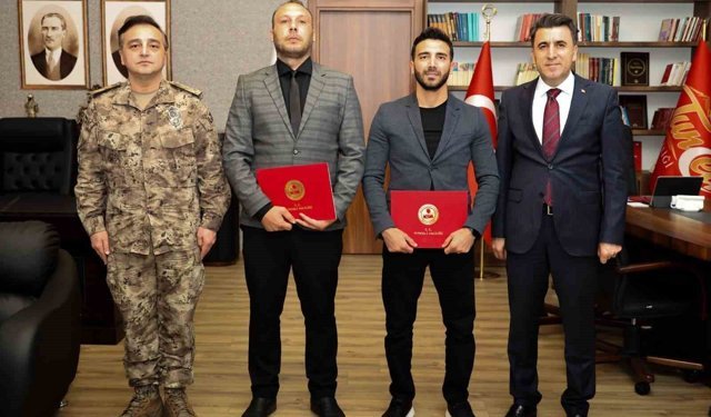 Tunceli'de boğulma tehlikesi geçiren çocuğu kurtaran polisler ödüllendirildi