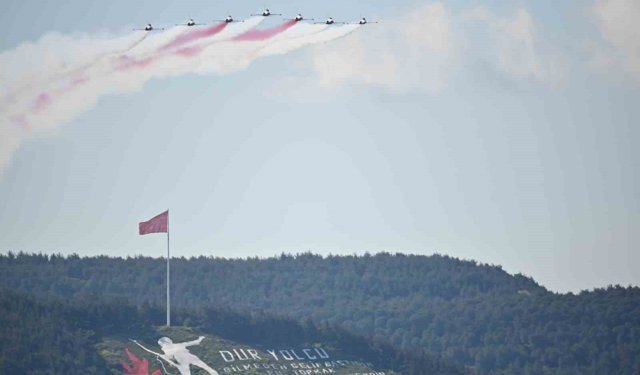 'Türk Yıldızları' Çanakkale semalarında nefesleri kesti