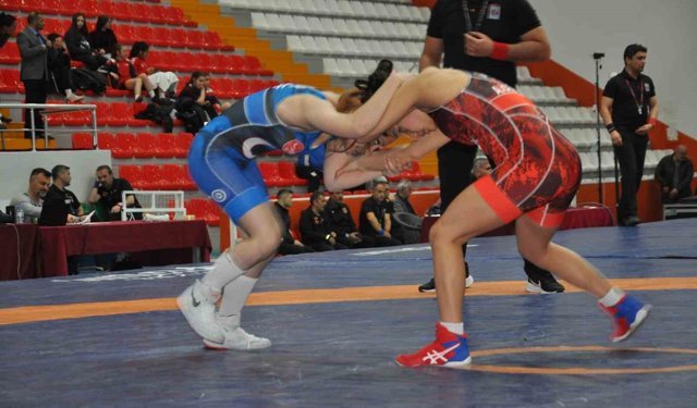 U15 Türkiye Güreş Şampiyonası Kars'ta devam ediyor