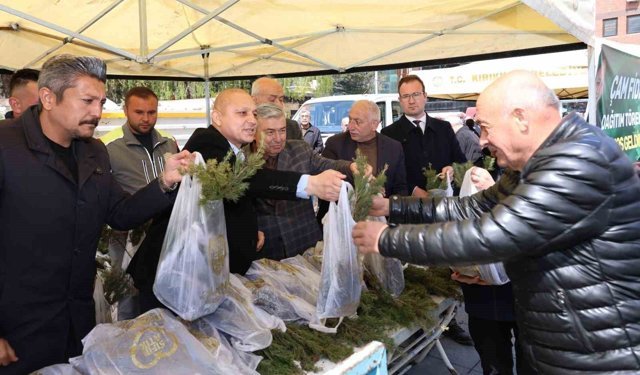 Ücretsiz olduğunu duyan vatandaşlar akın etti, binlerce fidan kısa sürede tükendi