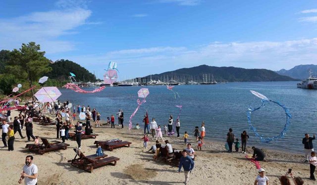 Uçurtmalar gökyüzünü, çocuklar da Burunucu'nu renklendirdi