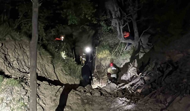 Uçuruma yuvarlanan 3 kişi operasyonla kurtarıldı