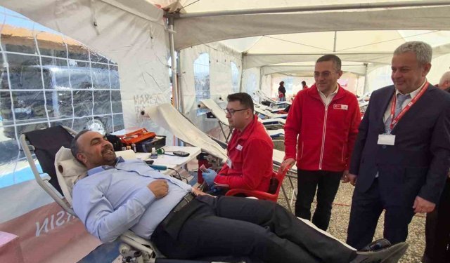 Üniversite öğrencilerinden kan bağış kampanyasına yoğun ilgi