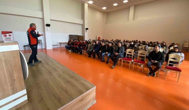 Üniversite öğrencilerine uygulamalı 'afet' eğitimi