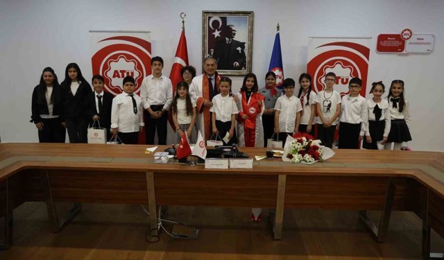 Üniversite senatosu 1 günlüğüne çocukların oldu