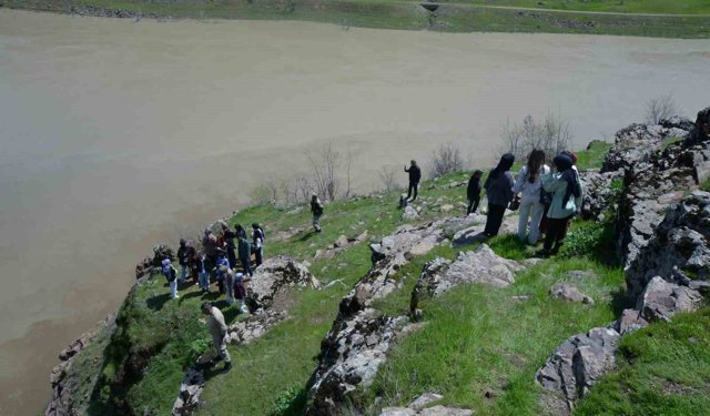 Üniversiteli gençler fotoğrafçılık kursuyla Muş'u keşfediyor