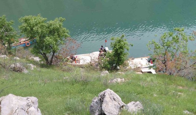 Unuttuğu eşyasını almak için döndü, botla açıldığı Fırat Nehri'nde kayboldu