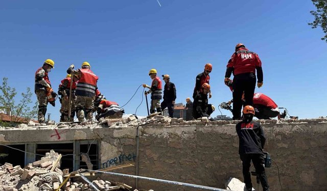 Uşak'ta gerçeği aratmayan deprem tatbikatı gerçekleştirildi
