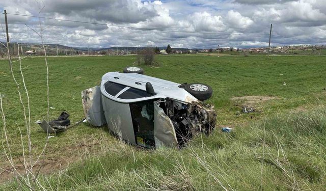 Uşak'ta otomobil tarlaya devrildi: 4 kişi yaralandı