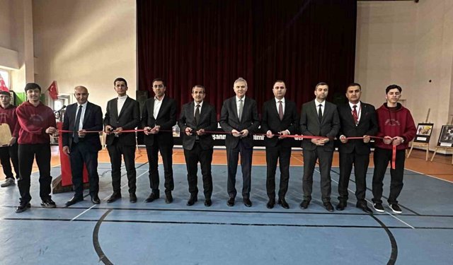 'Vakti Kuşanmak' il sergisi Yüksekova'da düzenlendi