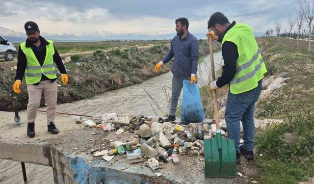 Van Gölü'nün sessiz kahramanları için yol temizliği