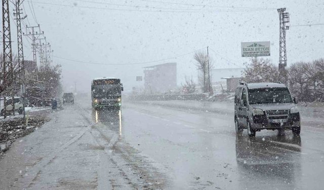 Van'da 11 yerleşim yerinin yolu ulaşıma kapandı