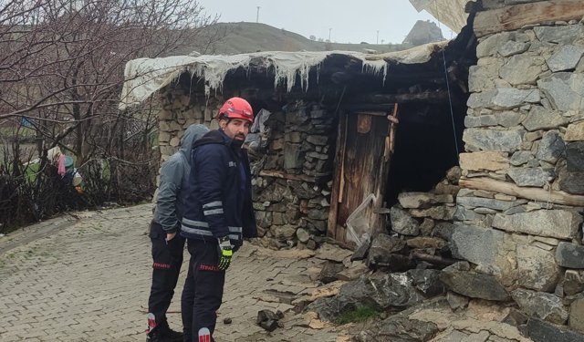 Van'da kümes ve tandır olarak kullanılan yapı çöktü