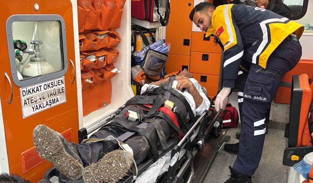 Virajı alamayan otobüs şarampole devrildi: 23 yaralı