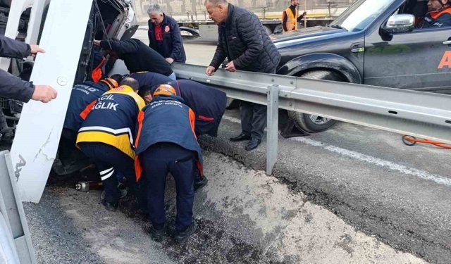 Virajı alamayan tır bariyerlere saplandı: Sürücü yaralandı