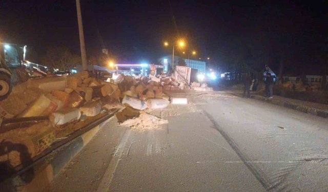 Virajı alamayan tır devrildi saman balyaları yola saçıldı: 1 yaralı