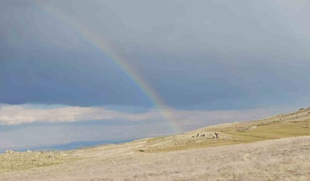 Yağmursuz havada ortaya çıkan gökkuşağı hayran bıraktı