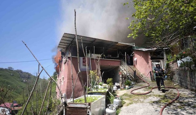 Yangında eşyalar küle döndü, Kur'an-ı Kerim zarar görmedi