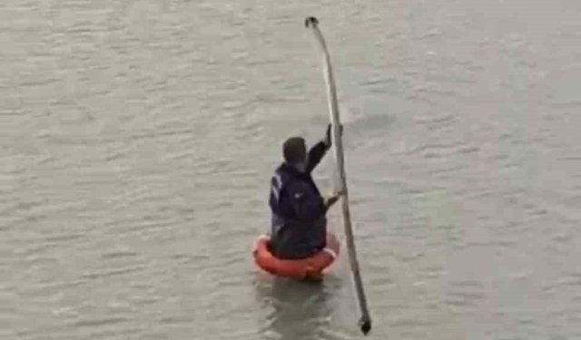 Yapay gölette mahsur kalan tilkiyi itfaiye kurtardı