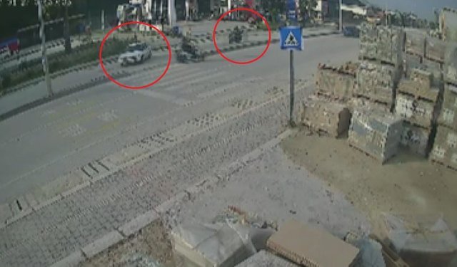 Yaya geçidini kullanmaya çalışan otomobille çarpışan motosikletli metrelerce havaya uçtu