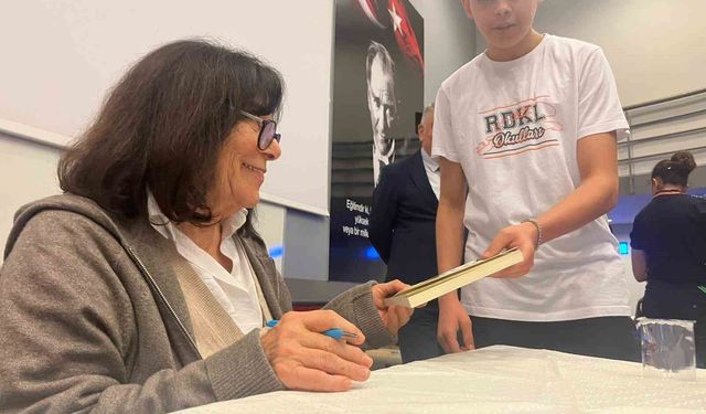 Yazar Latife Tekin, İzmir'de lise öğrencileriyle buluştu