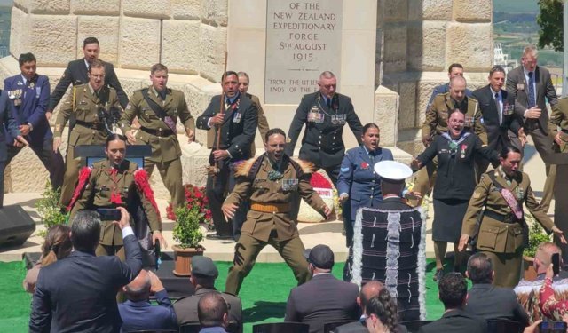 Yeni Zelanda askerleri, atalarını 'haka' dansıyla andı
