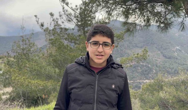 Yıpranan bayrağı fark eden öğrenci, yenisiyle değiştirdi