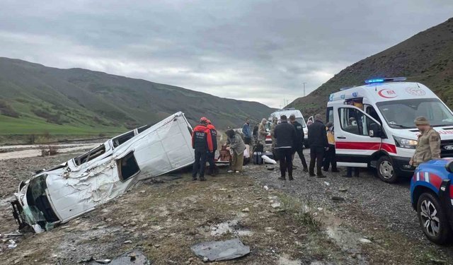 Yolcu minibüsü dere yatağına yuvarlandı: 16 yaralı