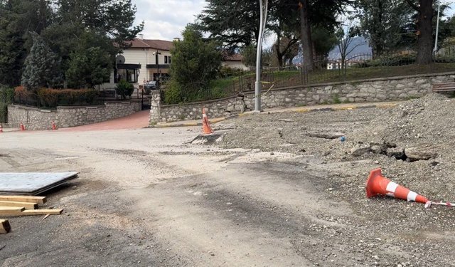 Yolda oluşan çatlaklar valilik konutunu geçici olarak boşalttırıyor