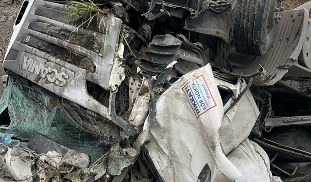 Yoldan çıkan tır hurdaya döndü: 1 yaralı