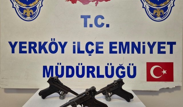 Yozgat'ta 2 şüphelinin üzerinde asırlık 3 tabanca ele geçirildi