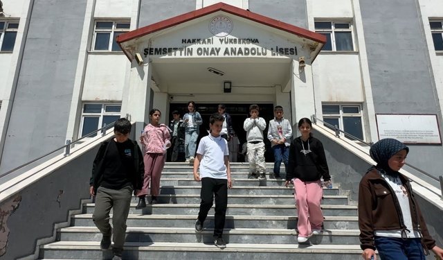 Yüksekova'da 4 bin 69 öğrenci bursluluk sınavında ter döktü
