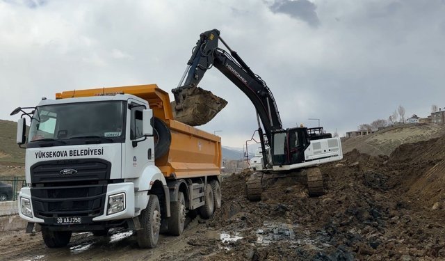 Yüksekova'da heyelan nedeniyle tek şeridi 19 gündür kapalı olan yol temizleniyor