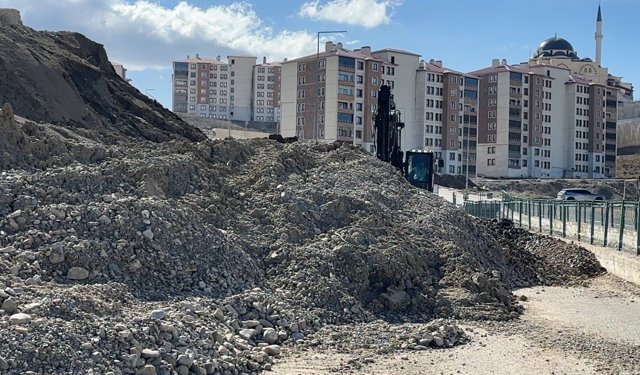 Yüksekova'da toprak kayması: Pizok yolu 18 gündür kapalı
