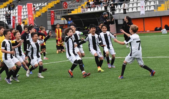 Yunusemre'de 23 Nisan coşkusu yeşil sahada yaşandı