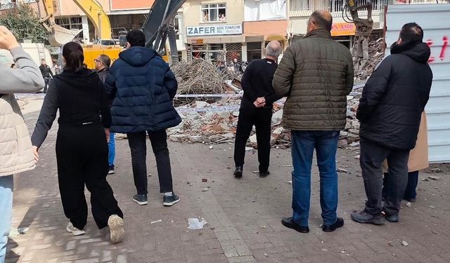Zeytinburnu'nda bina yıkımı sırasında kopan parça çocuğun kafasına düştü: 1 ölü