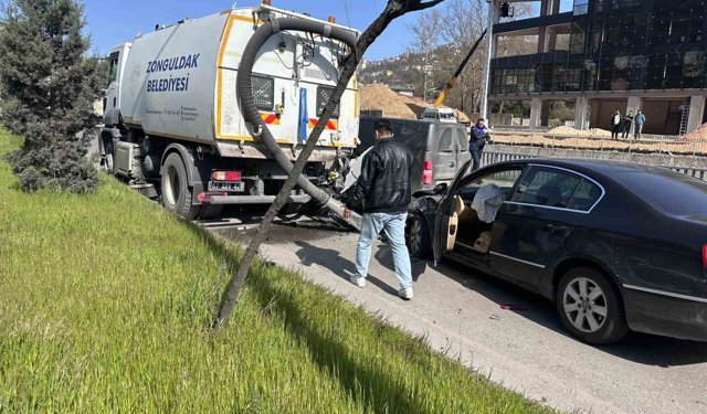 Zonguldak'ta belediye aracının karıştığı zincirleme kazada 4 kişi yaralandı