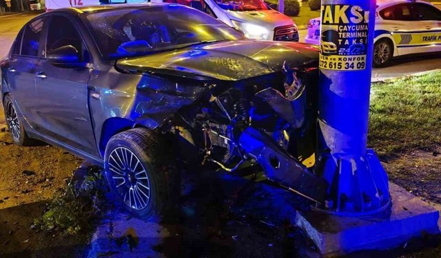Zonguldak'ta otomobil önce araca, ardından yön direğine çarptı: 2 yaralı