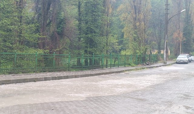 Zonguldak'ta sağanak yağışla birlikte göle döndü