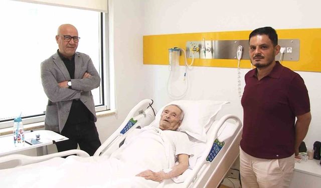 18 yıldır nakil kalbiyle yaşıyor: Üç bypasslı hastaya riskli pil operasyonu