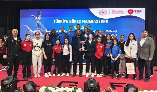 Afyonkarahisar'lı sporcular Kars'ta ki güreş şampiyonasından madalyalarla döndü