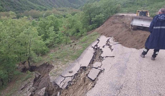 Amasya'da köy yolunda heyelan
