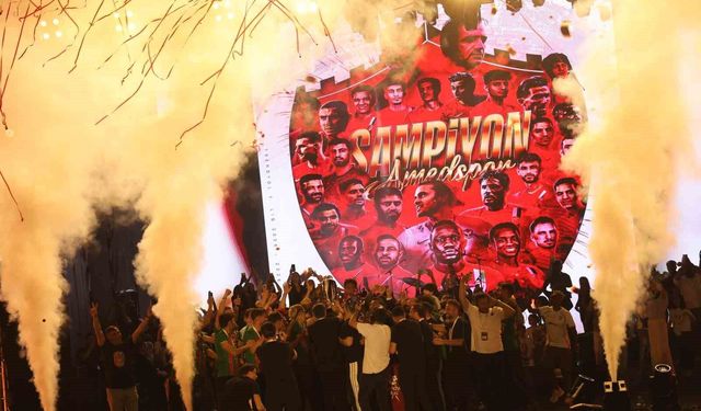 Amed Sportif Faaliyetler kupayı kaldırarak şampiyonluğu kutladı